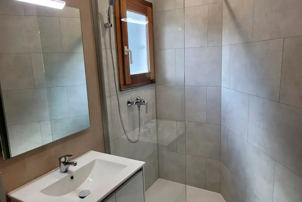 dalle-pvc-mur-camping-lac-chambon